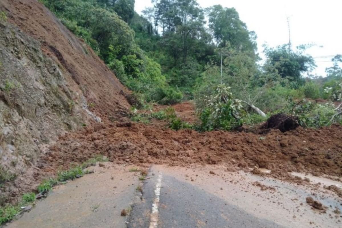 Jalan Provinsi Lubuk Basung–Bukittinggi Tertimbun Longsor, BPBD Evakuasi Warga