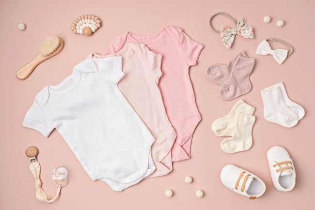 6 Cara Memilih Baju Bayi yang Aman dan Nyaman untuk Kulit Si Kecil