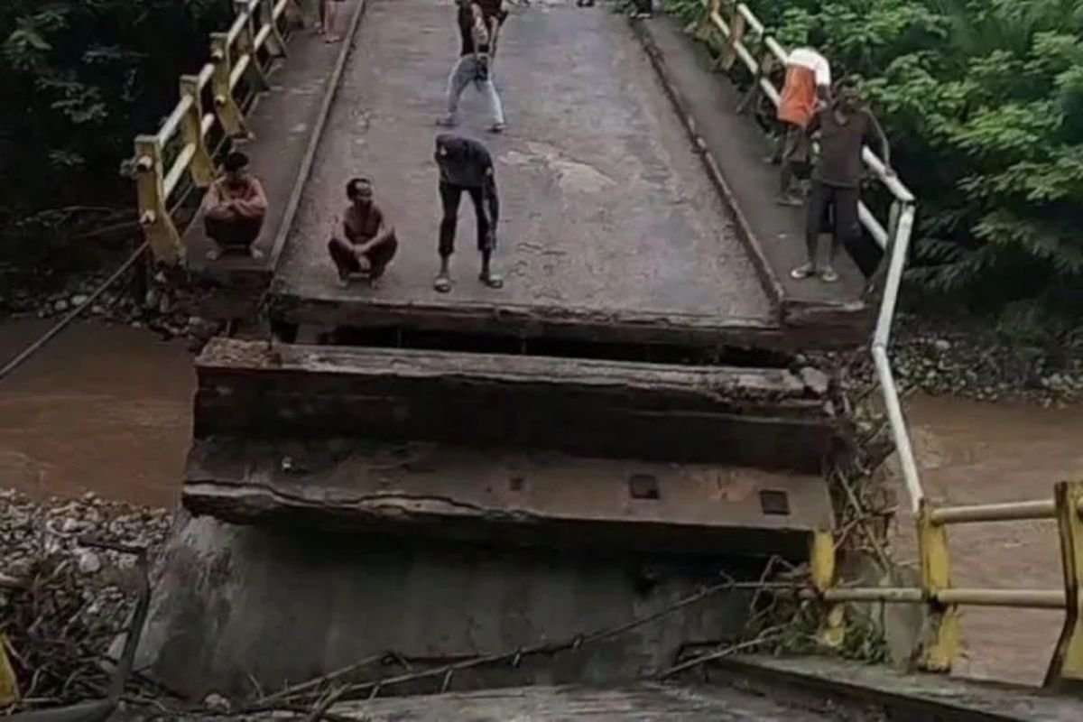 Cuaca Ekstrem Rusak Lima Jembatan di Kota Padang, Warga Diminta Waspada