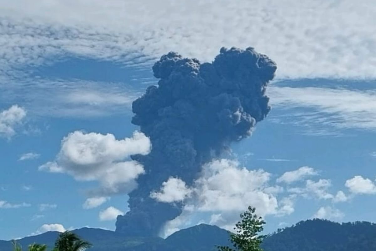 Gunung Dukono Semburkan Asap Putih Kelabu 900 Meter, Aktivitas Masih Stabil