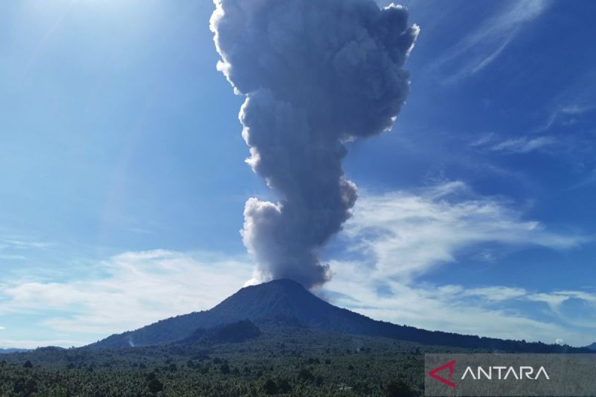 Gunung Ibu Halmahera Barat Erupsi, Kolom Abu Capai 800 Meter