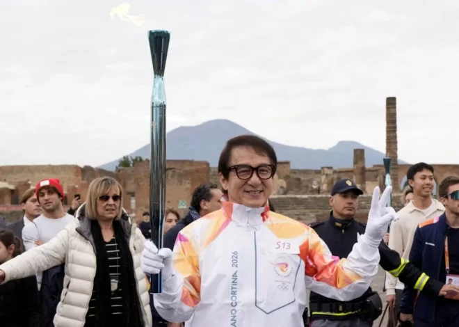 Momen Ikonik Jackie Chan Bawa Obor Olimpiade Musim Dingin 2026 di Situs Pompeii