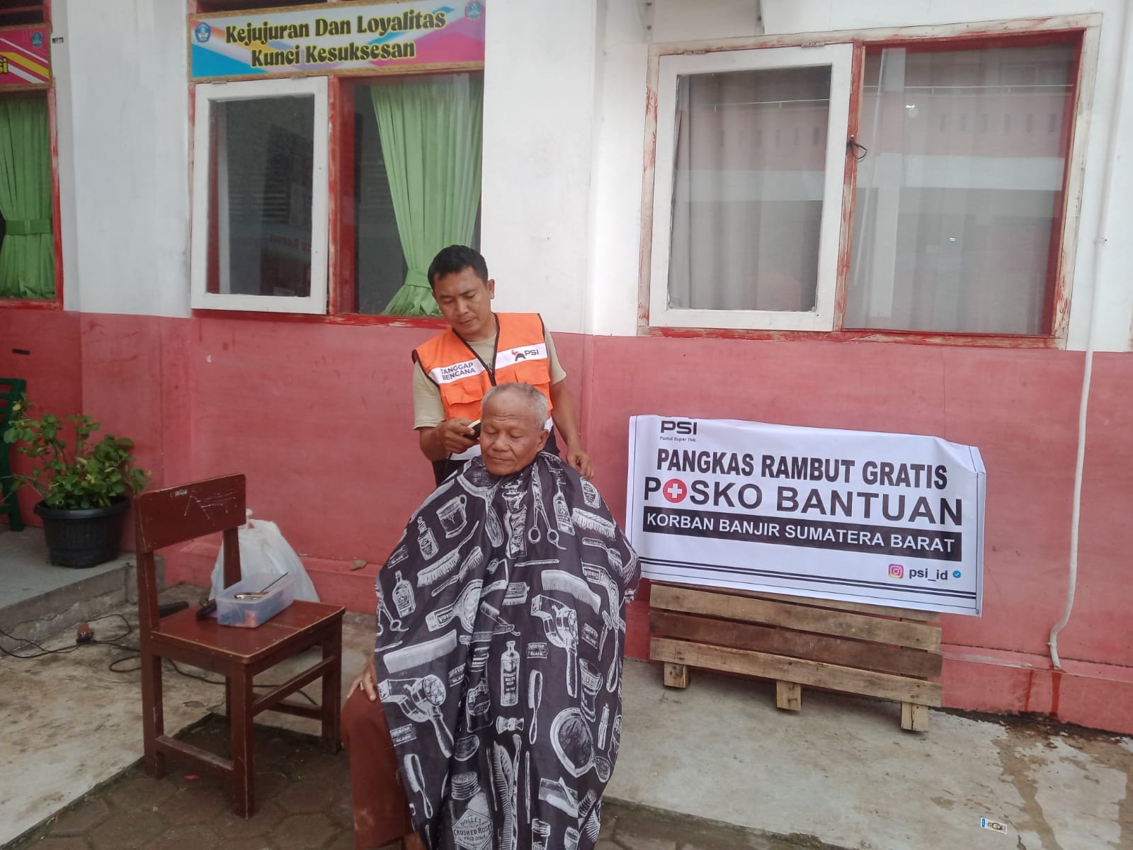 PSI Padang Berikan Pangkas Rambut Gratis untuk Pemulihan Pascabencana