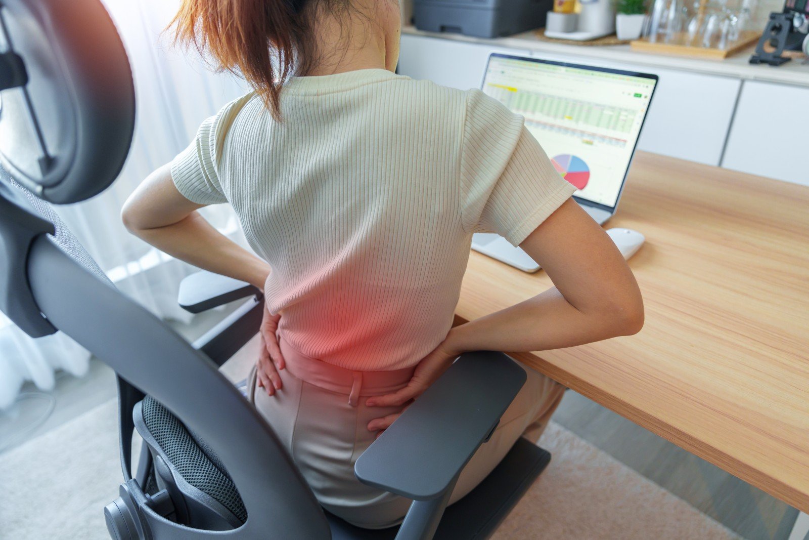 Tips Mengatasi Nyeri Punggung dan Pinggang Saat Duduk Lama di Kantor