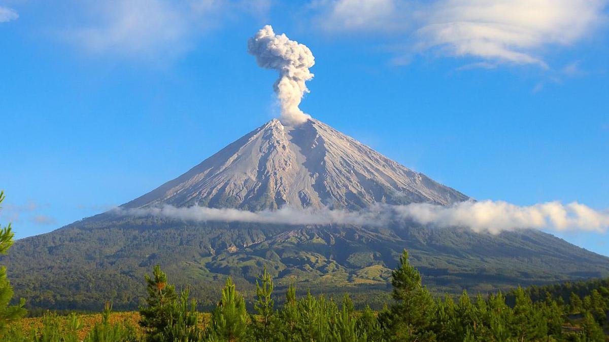 Gunung Semeru Erupsi 11 Kali, Kolom Letusan Capai 1 Kilometer