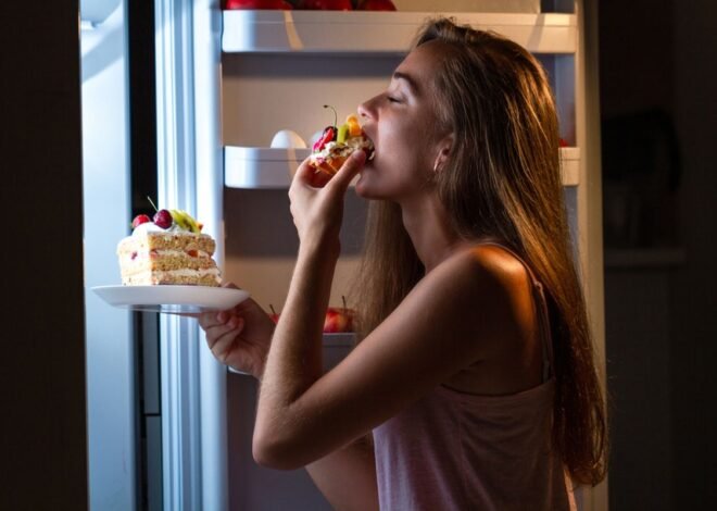 Sering Ngemil Malam Hari? Ini Dampaknya bagi Tidur dan Kesehatan Tubuh