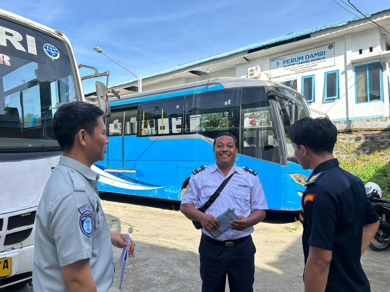 Tingkatkan Keselamatan menjelang Angkutan Lebaran : Jasa Raharja Cabang Mamuju berkolaborasi dengan BPTD Kelas III Sulawesi Barat Laksanakan Giat Rampcheck Kendaraan di Kantor PO Damri Mamuju