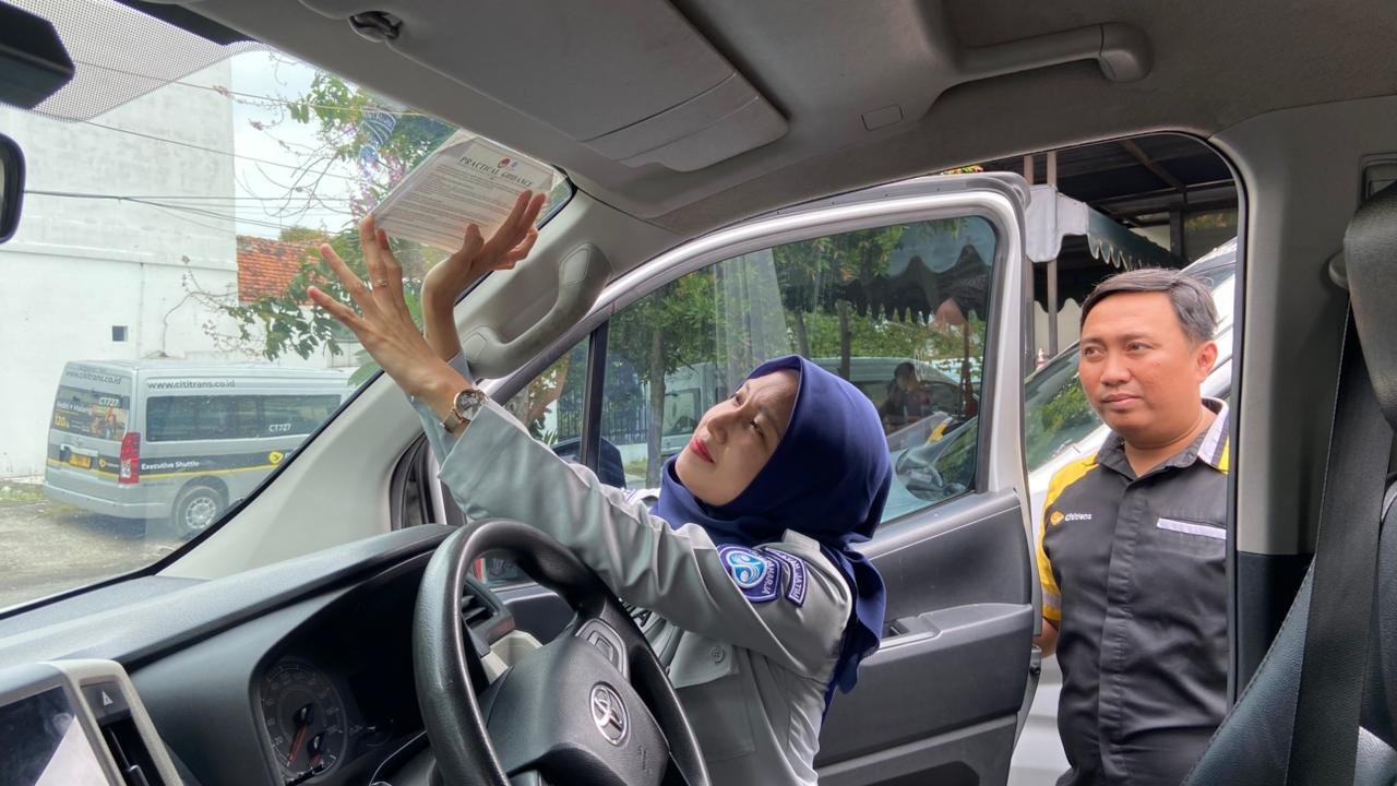 Jasa Raharja Laksanakan Kunjungan CRM dan Pemasangan Stiker Practical Guidance di Cititrans