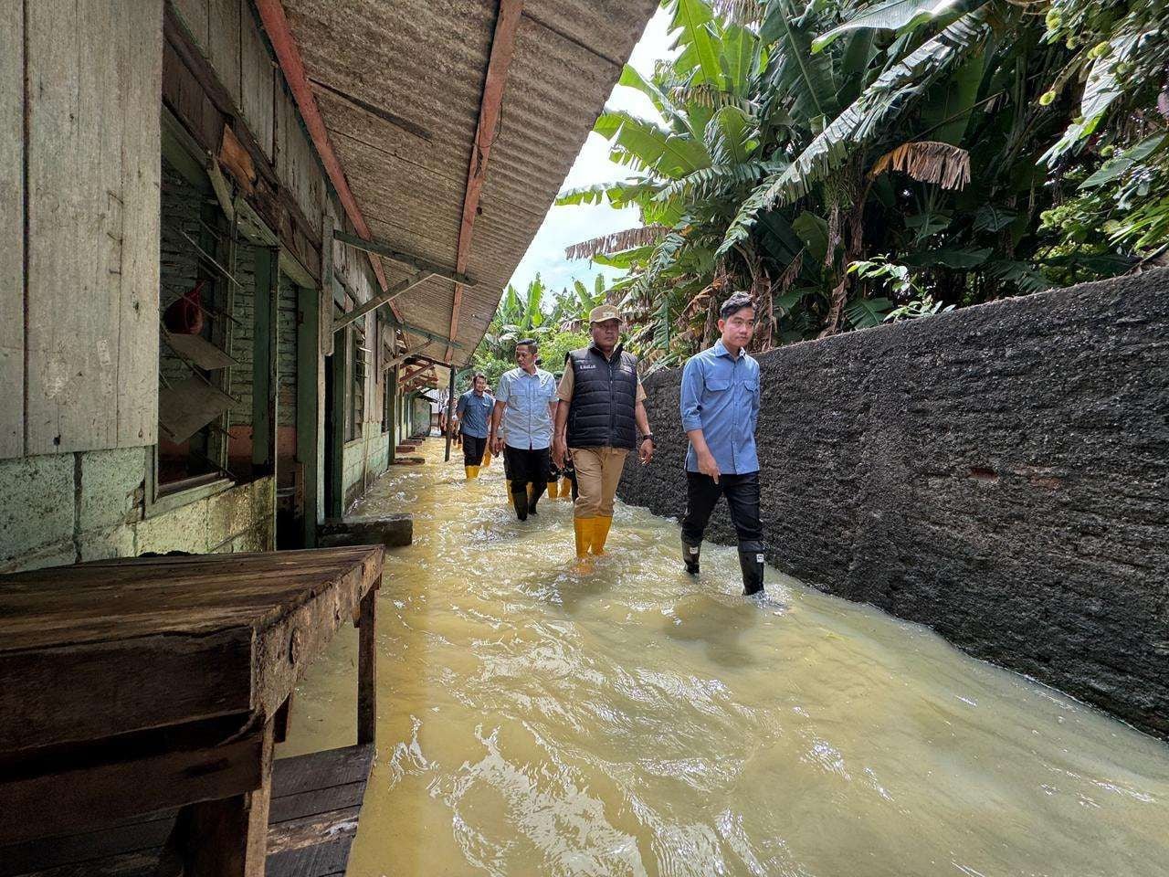 Gibran Instruksikan Penanganan Kesehatan dan Kebutuhan Pengungsi Banjir Karawang