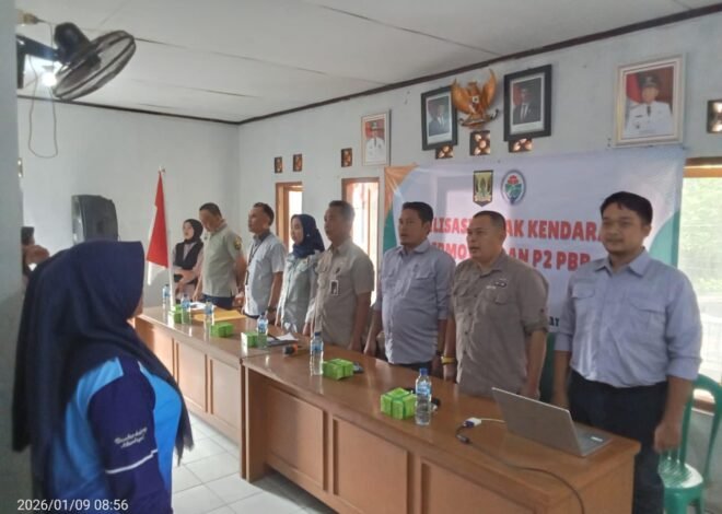 Tim Pembina Samsat Pelabuhanratu Bersama Aparatur Kecamatan Warungkiara Sosialisasikan PKB di Desa Bantar Kalong