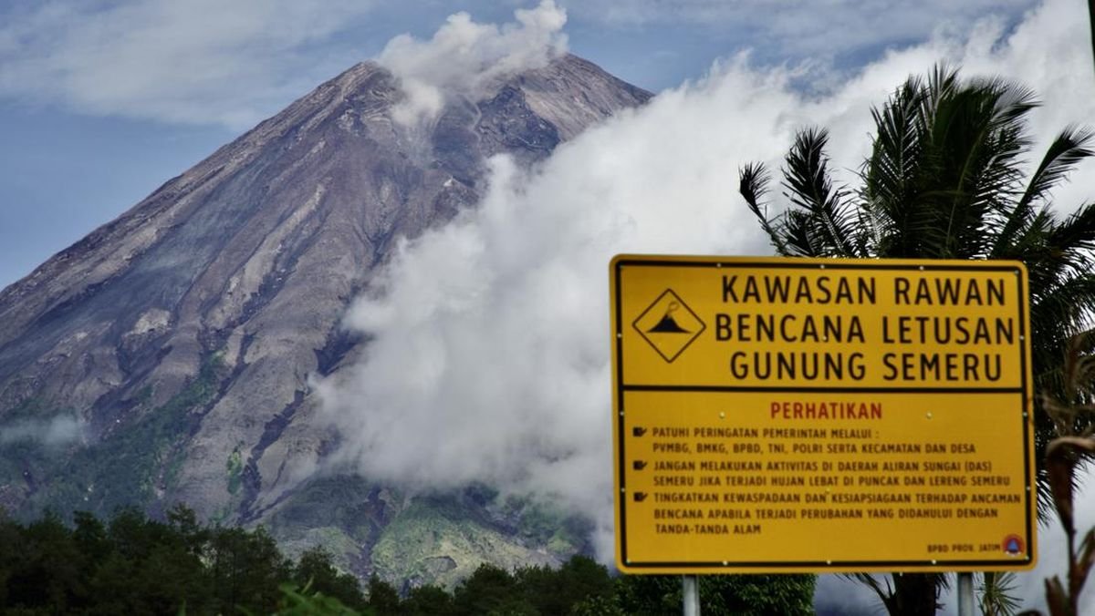 Status Siaga, Gunung Semeru Meletus Enam Kali dengan Kolom Abu hingga 900 Meter