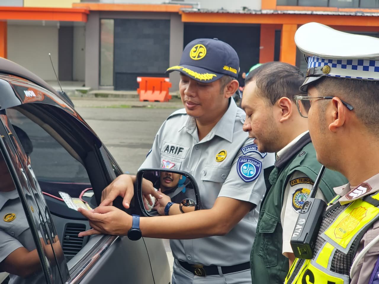 Tingkatkan kepatuhan masyarakat, Samsat Tulungagung gelar Operasi Gabungan 