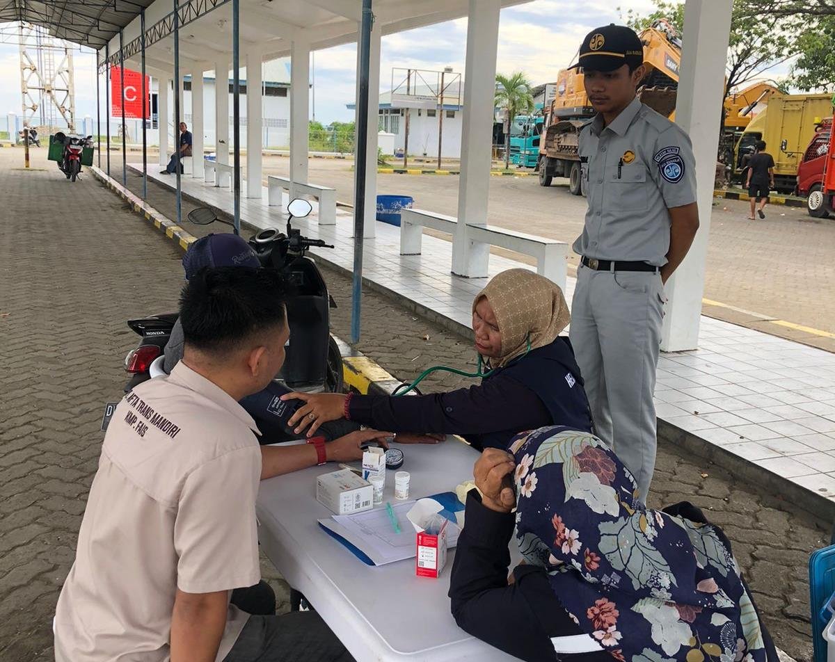 Peduli Keselamatan, Jasa Raharja Watampone Gelar Pemeriksaan Kesehatan Gratis di Pelabuhan Bajoe