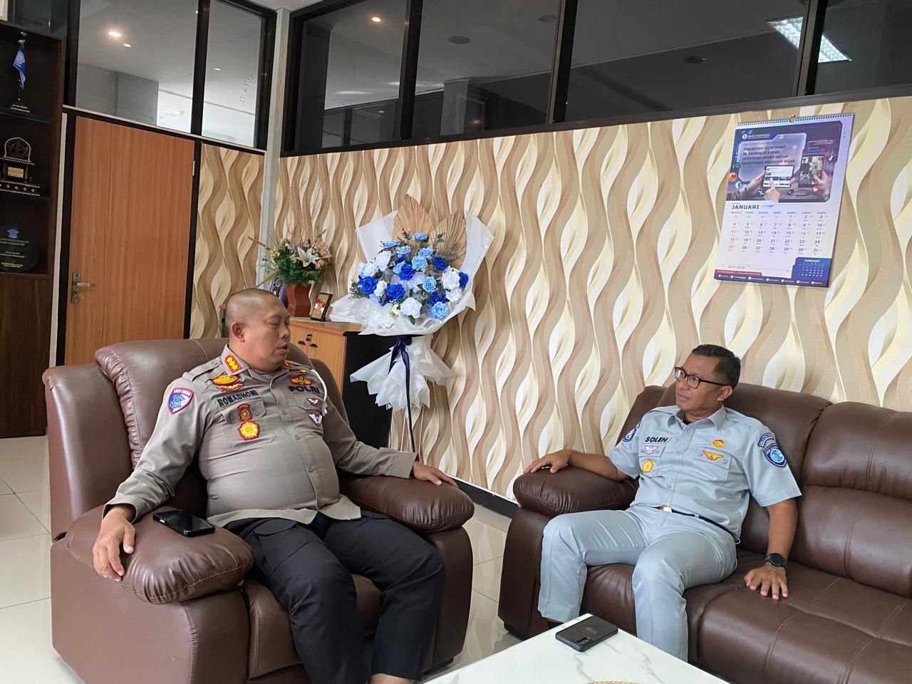 Inovasi Layanan “Antar-Jemput”: Jasa Raharja bersama Samsat Maros Gandeng PT Omkurir Teken Komitmen Bersama