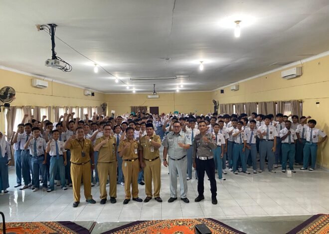 Jasa Raharja Pati dan Tim Pembina Samsat Kudus Sosialisasi Pajak dan Keselamatan di SMU Negeri 1 Bae