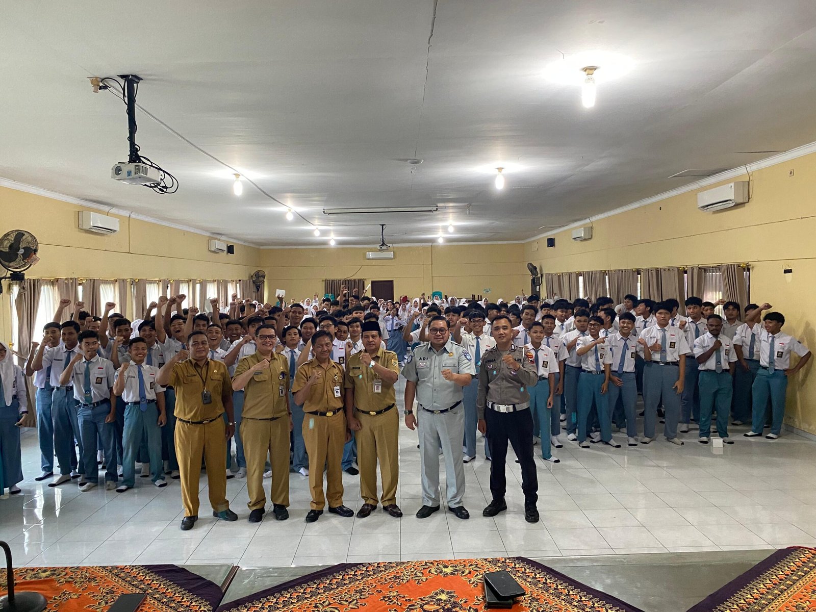 Jasa Raharja Pati dan Tim Pembina Samsat Kudus Sosialisasi Pajak dan Keselamatan di SMU Negeri 1 Bae