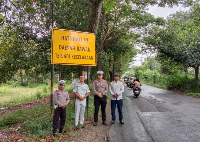 Tingkatkan Keselamatan Lalu Lintas, Jasa Raharja dan Tim FLLAJ Pasang Rambu Rawan Laka di Balangan