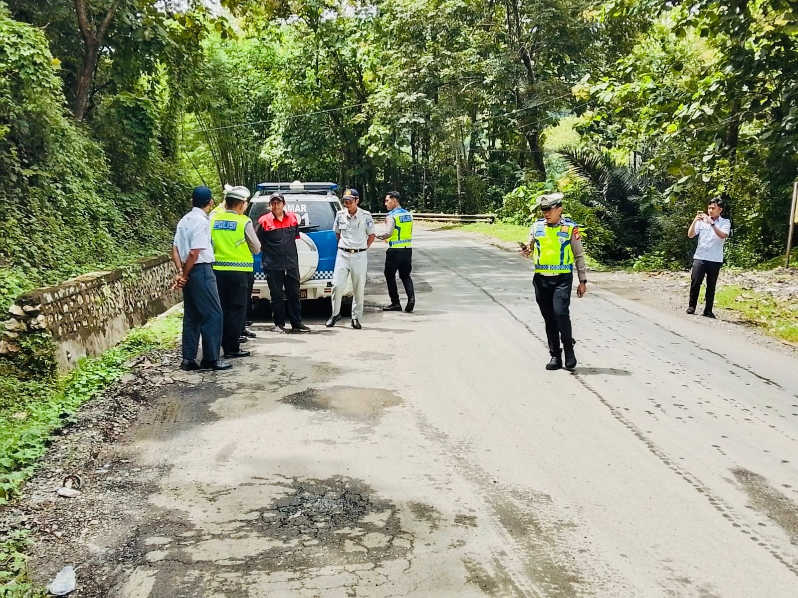 Sinergi Kamseltibcarlantas, Jasa Raharja Cabang Parepare Dampingi Tim Subdit Kamsel Polda Sulawesi Selatan Tinjau Jalan Rusak dan Rawan Laka di Wilayah Hukum Polres Enrekang