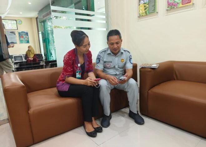 Petugas Jasa Raharja Samsat Karangasem Sosialisasikan Pembayaran Pajak Kendaraan Melalui SIGNAL dan E-Samsat BPD Bali