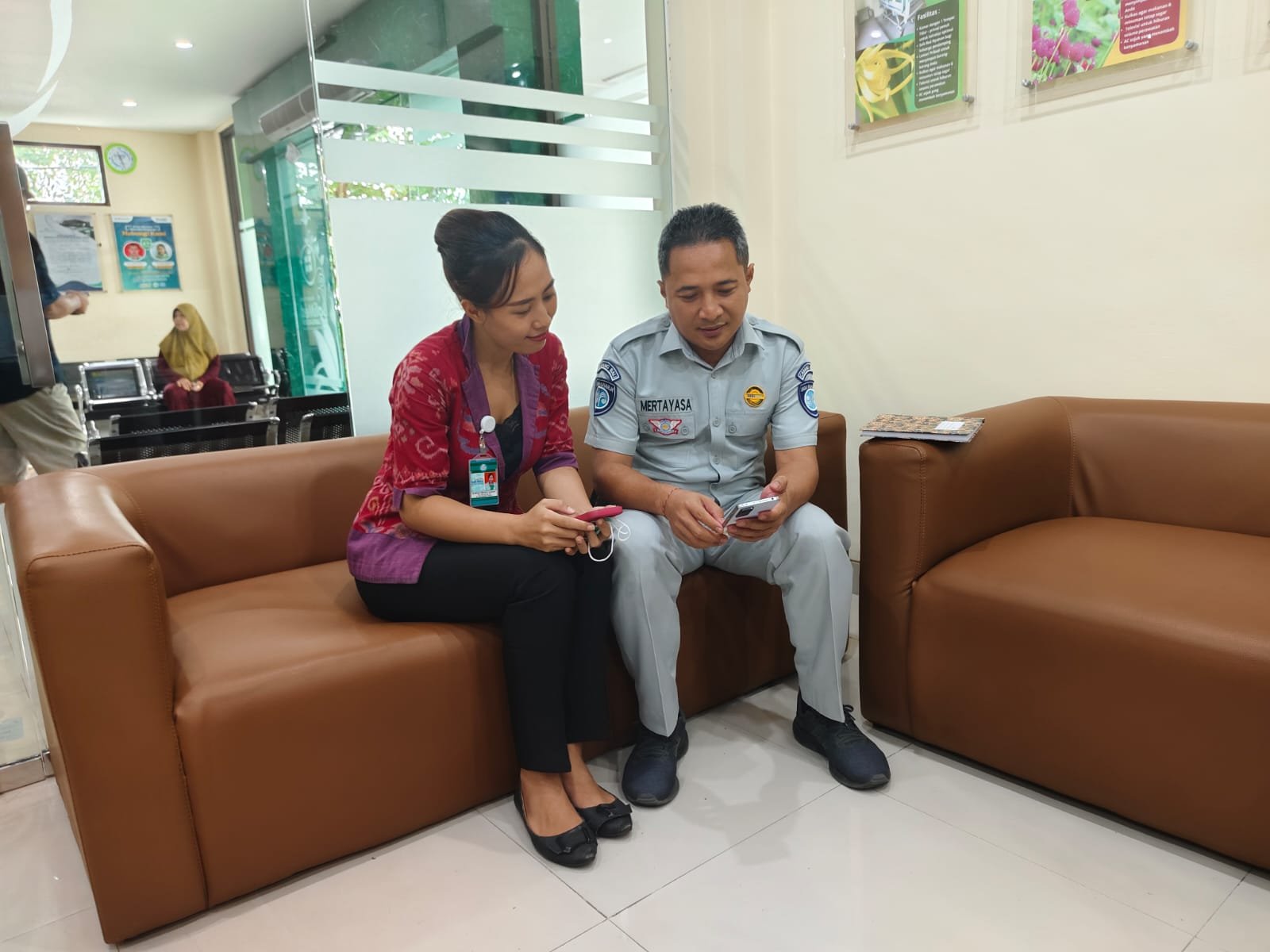 Petugas Jasa Raharja Samsat Karangasem Sosialisasikan Pembayaran Pajak Kendaraan Melalui SIGNAL dan E-Samsat BPD Bali