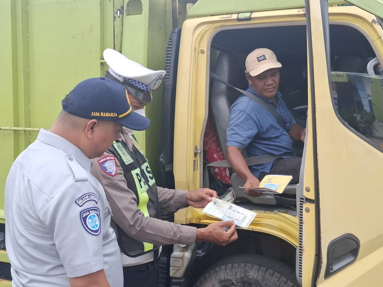 Jasa Raharja Perkuat Sinergi Keselamatan Melalui Razia Gabungan di Lampung Tengah