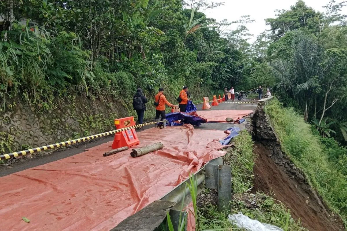 Longsor di Probolinggo, Jalan Desa Segaran Ditutup Total untuk Mobil