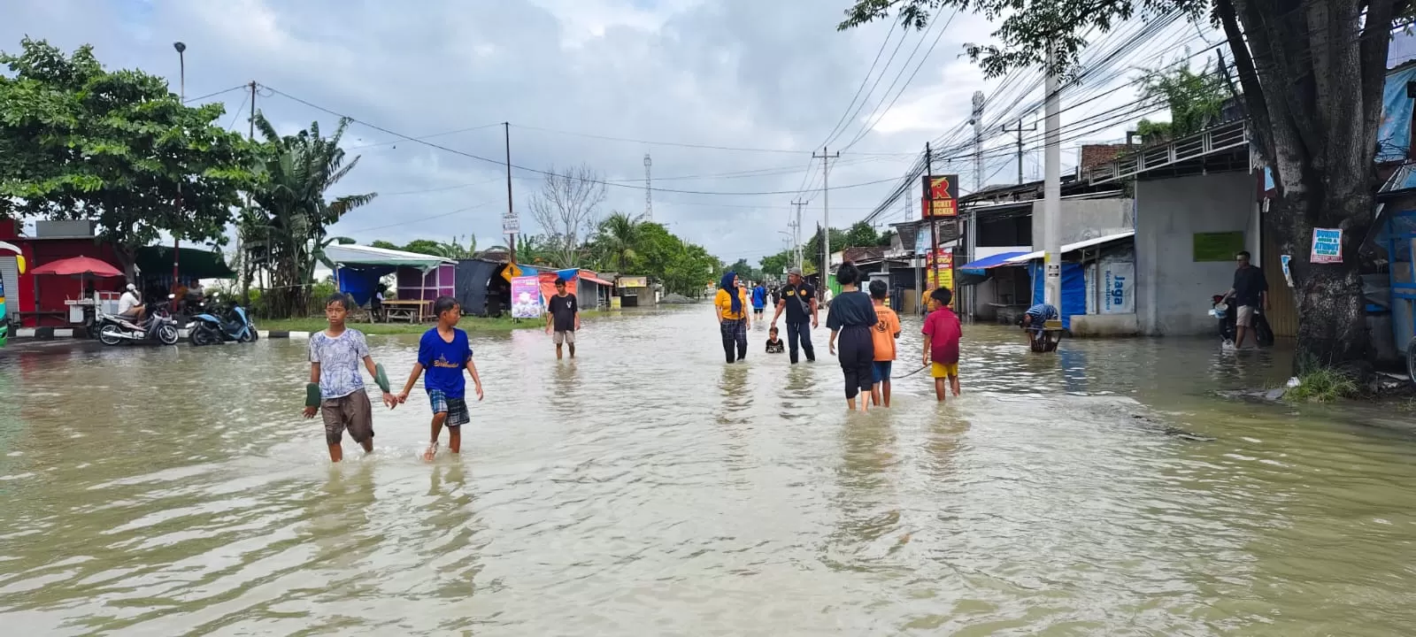BPBD Grobogan Evakuasi Ribuan Warga Terdampak Banjir Akibat Tanggul Jebol