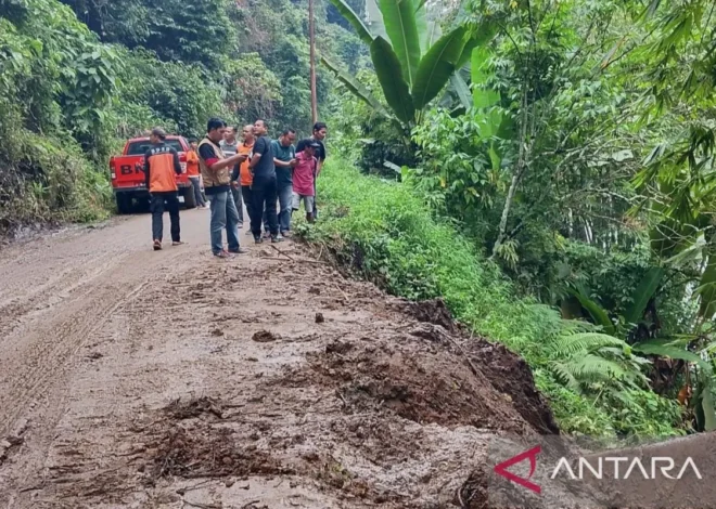 BPBD OKU Bersihkan Material Longsor di Jalan Desa Gunung Meraksa