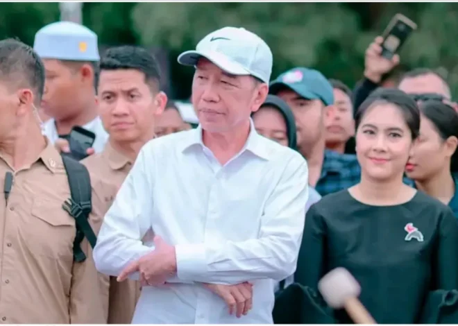 Jokowi Tertawa Saat Kaesang Buka Kirab Budaya PSI di Tegal