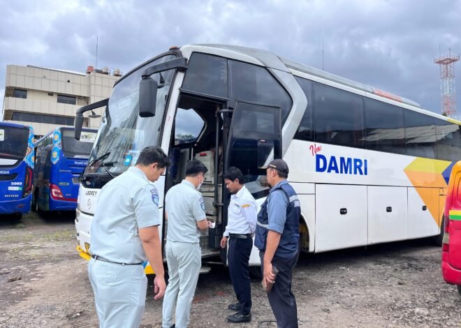 Jasa Raharja Gelar Pengobatan Gratis dan Safety Campaign di Pool Perum DAMRI Bandung untuk Tingkatkan Kesehatan dan Keselamatan Awak Kendaraan