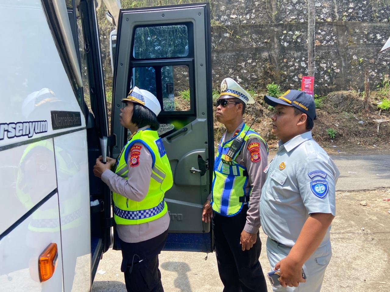 Setengah Armada Tak Lolos Uji, Pengawasan Bus Pariwisata di Pantai Drini Diperketat 