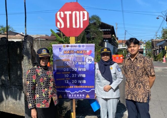 Tingkatkan Keselamatan di Perlintasan Sebidang, Jasa Raharja dan Dishub Sukoharjo Pasang Rambu Portabel di Jalan Cendrawasih Sukoharjo