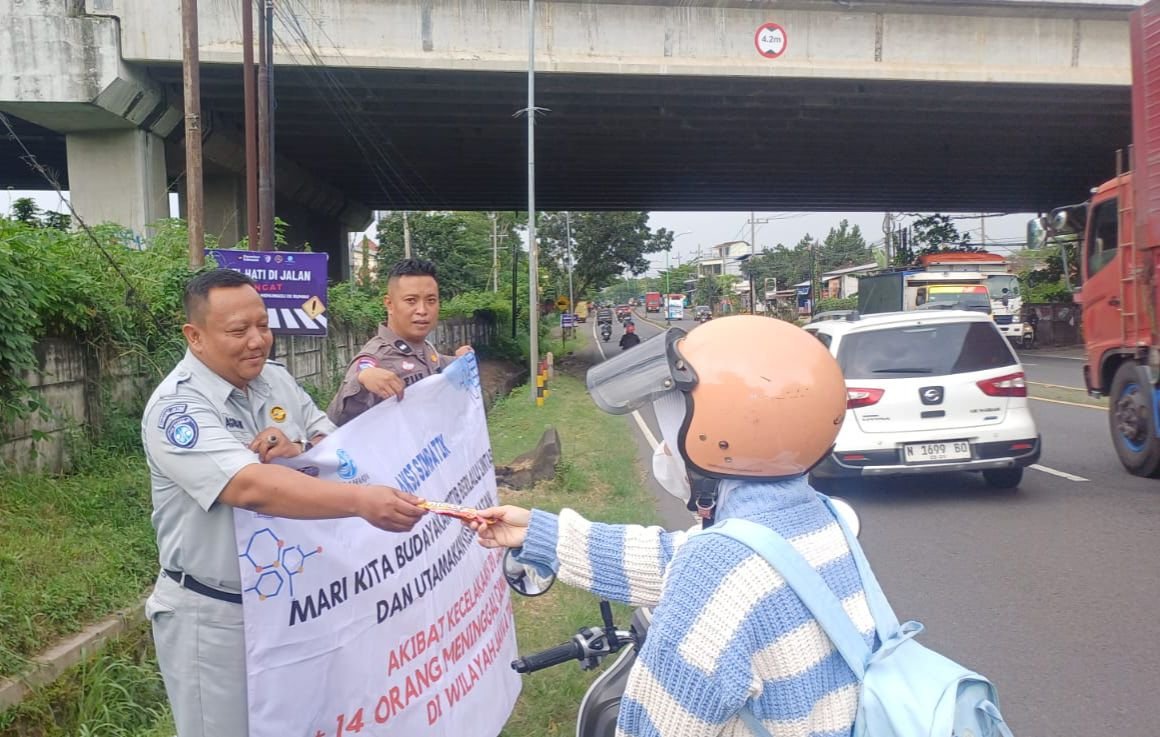 Upaya Peningkatan Keselamatan Berkendara, PJ Samsat Bangil Laksanakan Aksi Simpatik di Jalur Pandaan–Sukorejo