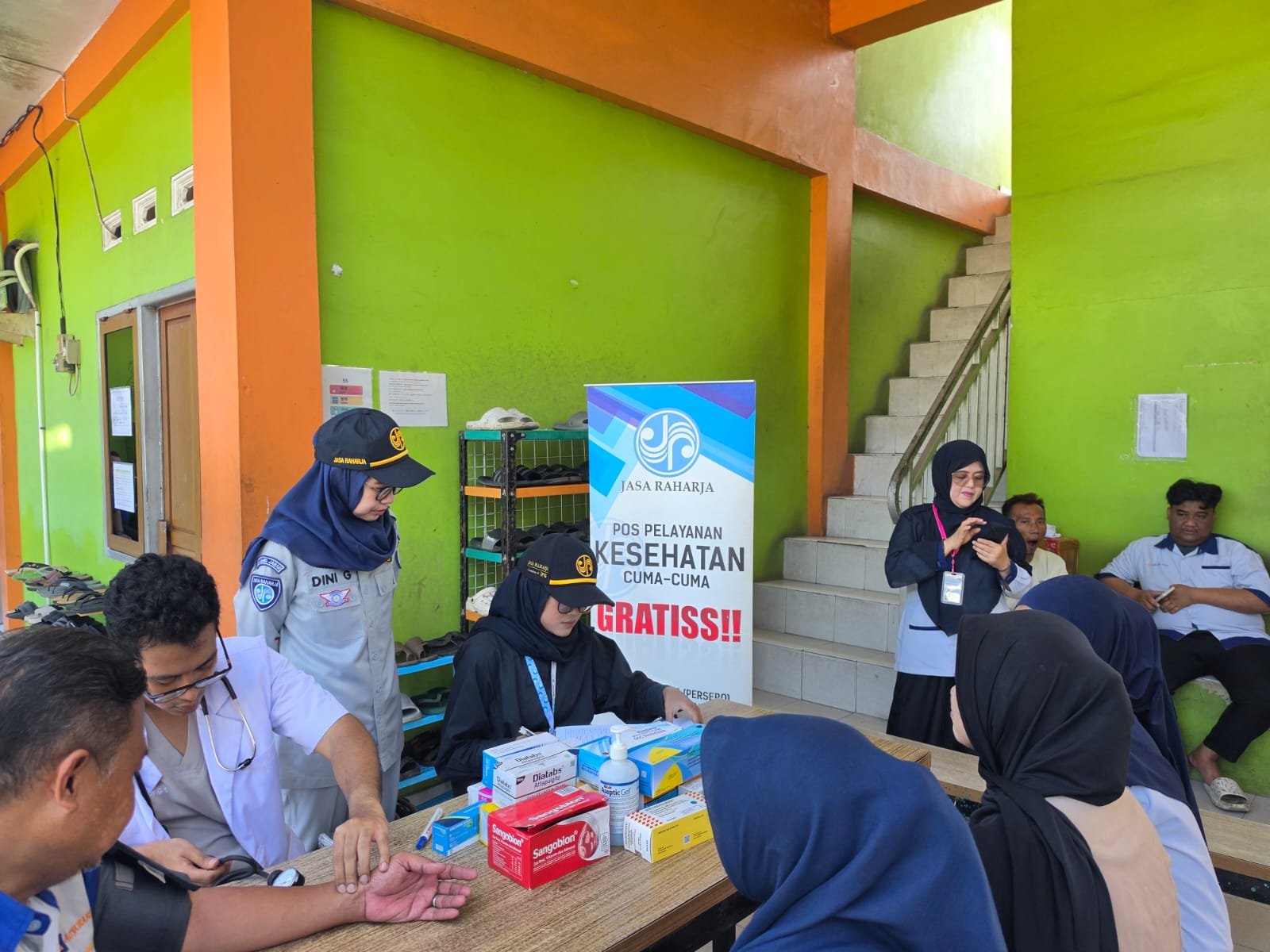 Peduli Kesehatan Pengemudi, Jasa Raharja Karawang Gelar Pengobatan Gratis di PO Alam Jaya