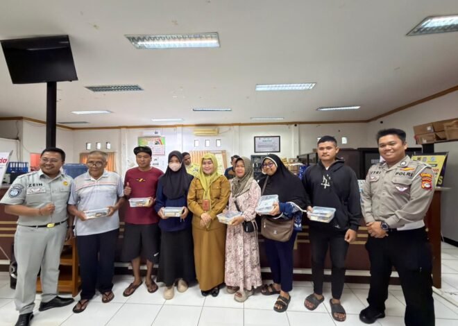 Jasa Raharja Kalsel Bagikan Takjil Ramadan untuk Jamaah Masjid dan Wajib Pajak Taat