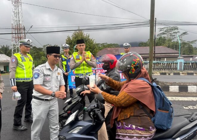 PJJR Samsat Liwa dan Satlantas Polres Lampung Barat Bagikan Takjil Serta Sosialisasikan Tertib Berlalu Lintas