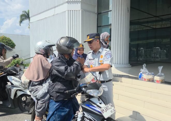 Jasa Raharja Riau Sapa Pengendara Motor dan Bagikan Takjil di Halaman Parkir Kantor Wilayah