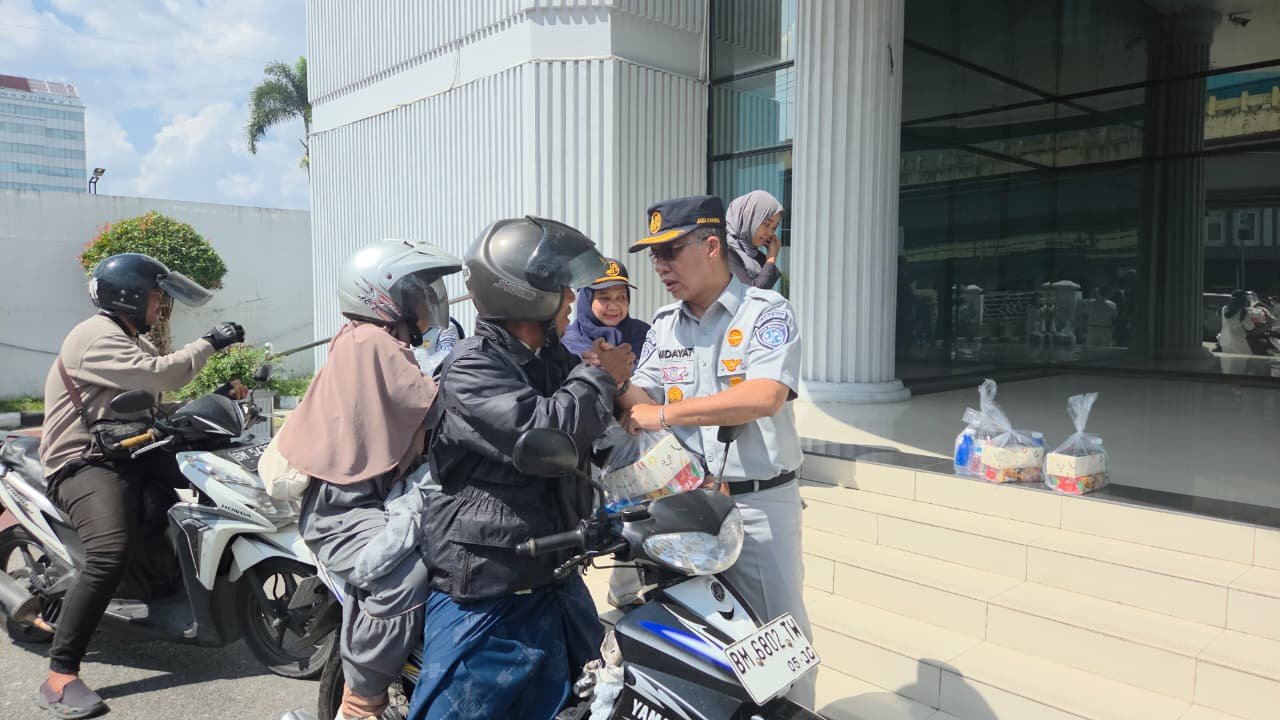 Jasa Raharja Riau Sapa Pengendara Motor dan Bagikan Takjil di Halaman Parkir Kantor Wilayah