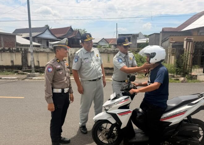 Jasa Raharja Gelar Aksi Peduli Keselamatan dengan Melaksanakan Pembagian Helm kepada Pengendara di Siwa, Kabupaten Wajo
