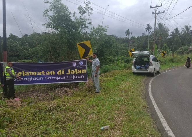 Jasa Raharja Sumbar Bersama Satlantas Polres Solok Selatan Pasang Spanduk Himbauan Keselamatan Jelang Arus Mudik Idul Fitri 1447 H