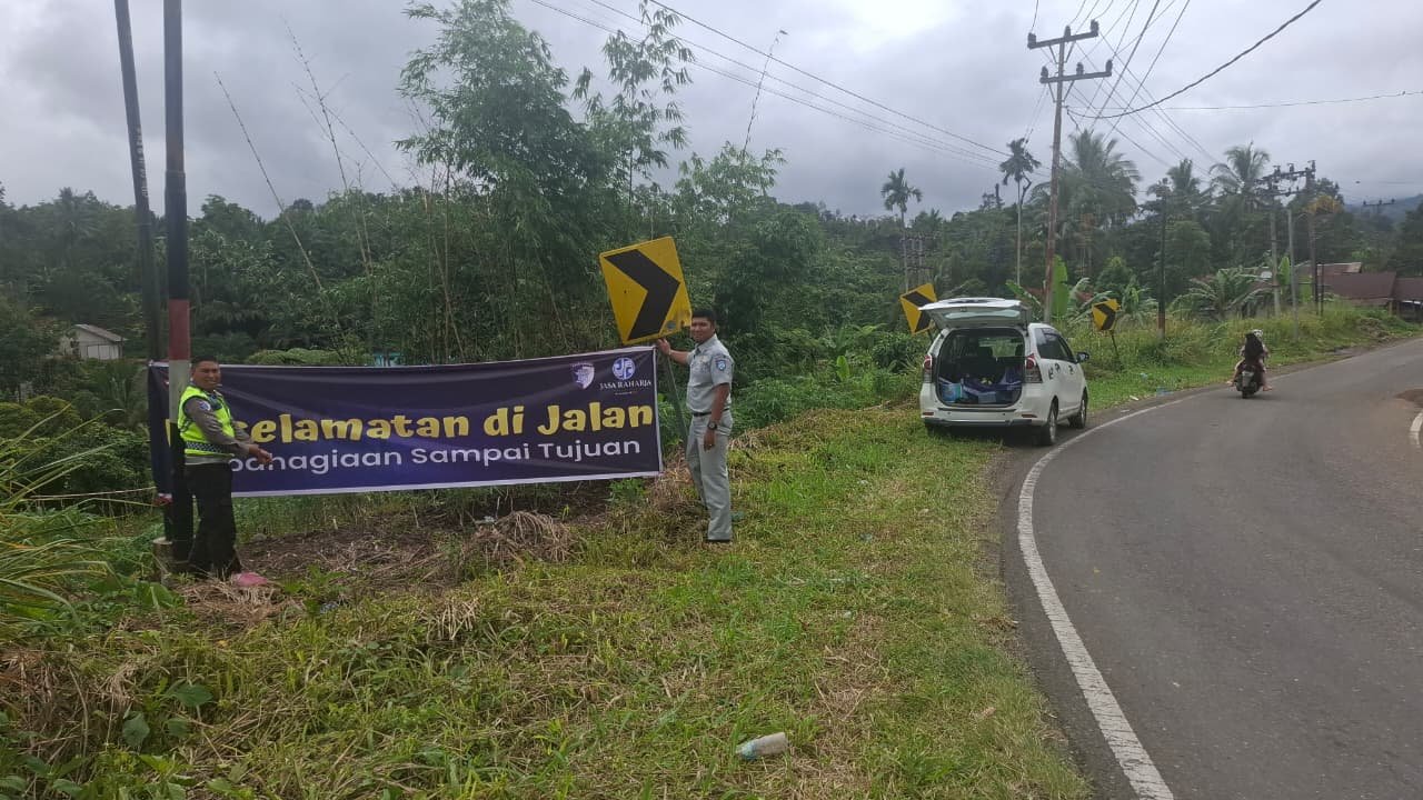 Jasa Raharja Sumbar Bersama Satlantas Polres Solok Selatan Pasang Spanduk Himbauan Keselamatan Jelang Arus Mudik Idul Fitri 1447 H