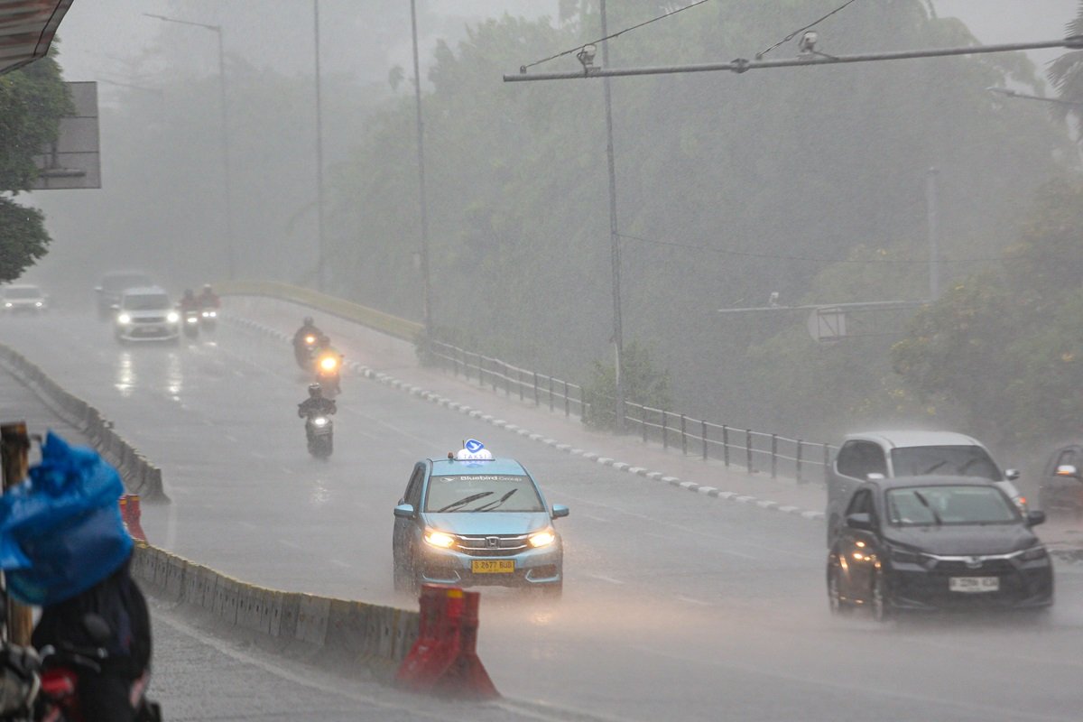 Hujan Lebat Diprediksi di Sejumlah Kota Besar, BMKG Imbau Waspada