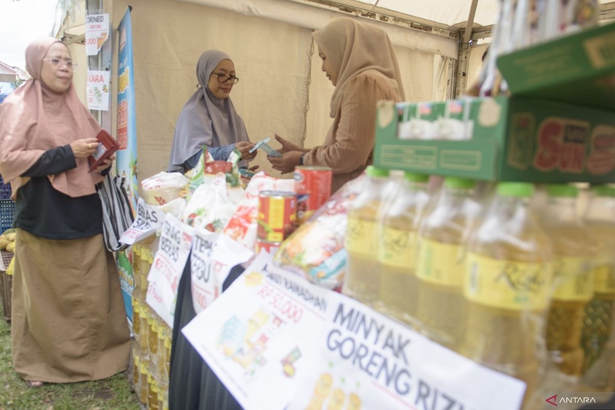 Budi Santoso Pastikan Stok Bapok Aman dan Harga Stabil di Pasar Rakyat