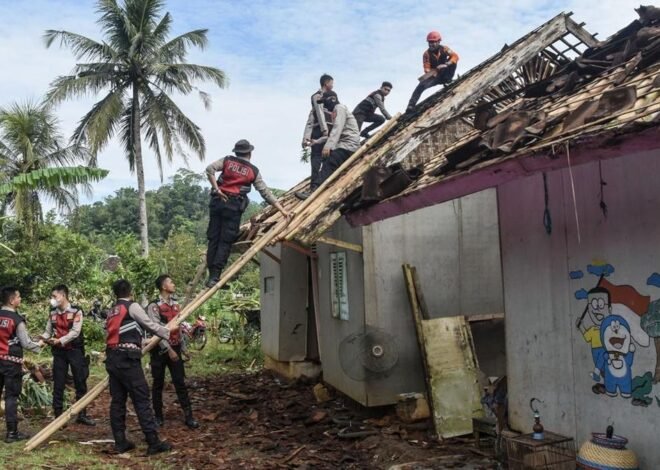 Angin Kencang dan Hujan Deras Rusak Puluhan Rumah di Ciamis