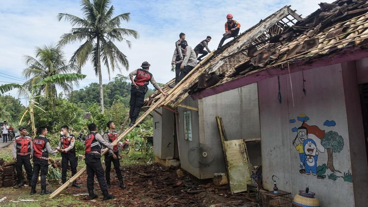 Angin Kencang dan Hujan Deras Rusak Puluhan Rumah di Ciamis