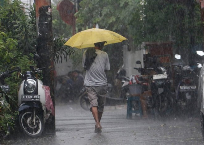 BMKG: Mayoritas Kota Besar di Indonesia Berpotensi Hujan Ringan hingga Sangat Lebat