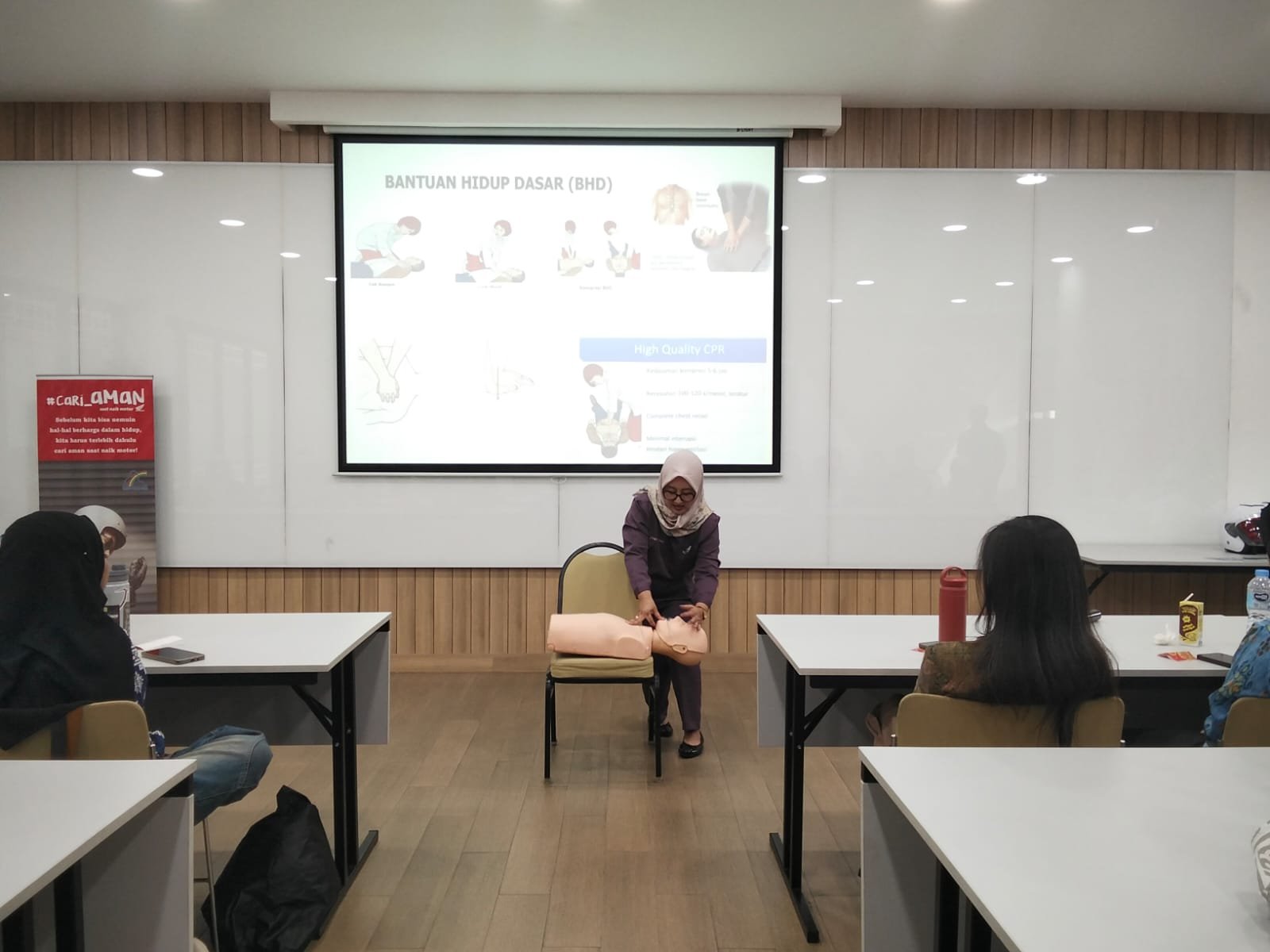 Jasa Raharja Jawa Barat Sampaikan Materi PPGD dalam Seminar Safety Riding Hari Kartini