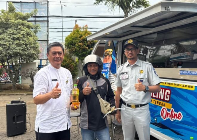 Apresiasi Kepatuhan Masyarakat, Kepala Jasa Raharja Pekalongan Pimpin Aksi Simpatik di Samsat Batang