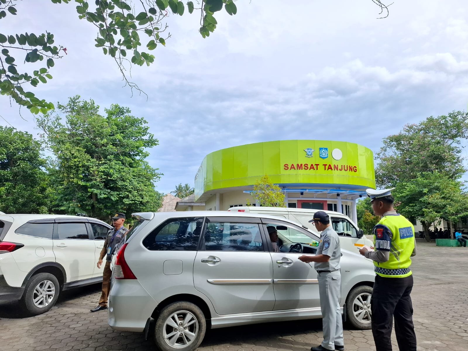 Jasa Raharja NTB Hadir dalam Operasi Gabungan Bersama di Kantor Samsat Tanjung