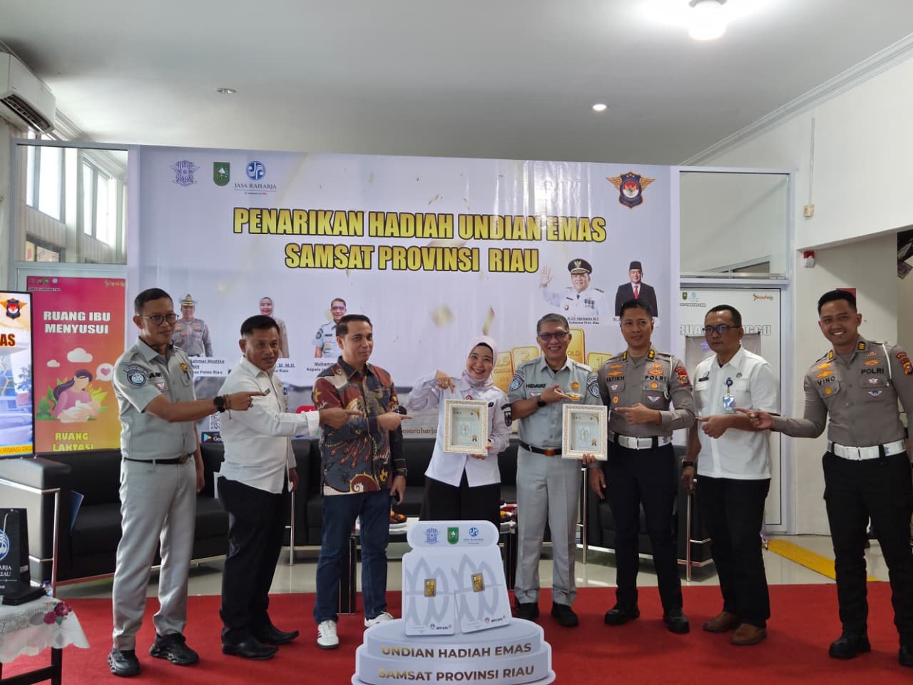 Dua Pemenang Hadiah Undian Emas Pembayaran Pajak Ranmor Riau Diumumkan Tim Pembina Samsat